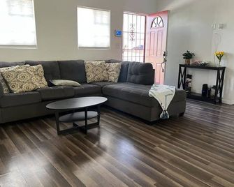 Charming 2-bedroom house with WiFi and AC in Lancaster - Lancaster - Wohnzimmer