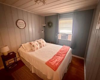 The Landing - Quaint 2 BDRM condo close 2 all amenities at Lk Junaluska Conf Ctr - Lake Junaluska - Bedroom