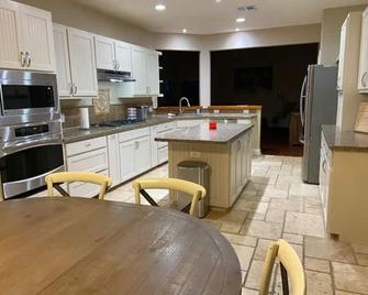 Animal Rescue Ranch! Private pool/spa with tanning ledge /waterfalls on 7 acres! - Liberty Hill - Cocina