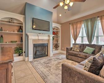 Cordova Home w/ Pool Table, 17 Mi to Memphis Zoo! - Cordova - Living room