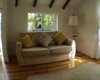 Holmdale Holiday Cottages - Rye - Living room