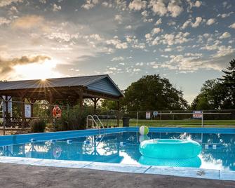 Adjoining Studios near Table Rock Lake & Silver Dollar City - 2 connecting rooms - Branson - Pool