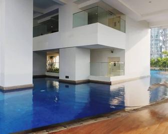 Simple and Modern Studio (No Kitchen) Anderson Supermall Mansion Apartment By Travelio - Surabaya - Pool