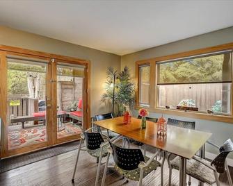 Private & Renovated Gem - Located Minutes from Downtown Austin - Austin - Comedor