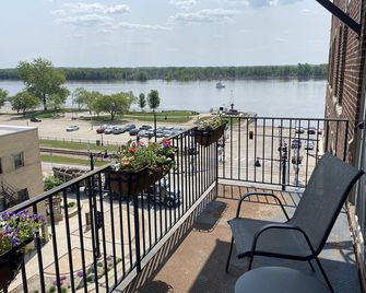 Beautiful Downtown Condo over looking the River - Muscatine - Balkon