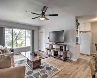 Bbq Ready With Patio Walkable Carson City Duplex - Carson City - Living room