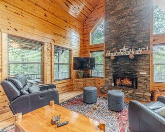 Frohe Hutte L Private Luxury Getaway & Game Room - Cornelia - Вітальня