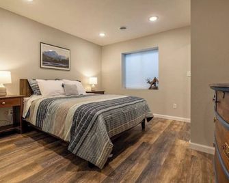 Centrally located, beautifully appointed home near the river. - Cody - Bedroom