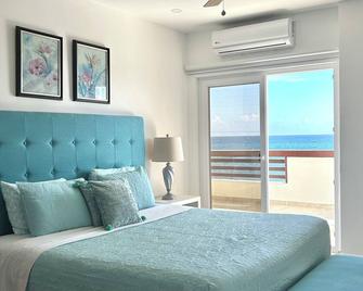 Charming Front Beach 3-Bedroom Villa in Roatan - Coxen Hole - Bedroom