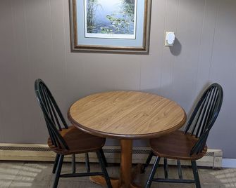 Clean, full kitchen, stand alone cabin adjoining Lake Barkley State Park - Cadiz - Essbereich
