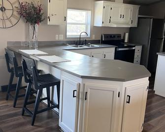 Country home with beautiful views and access to hiking, biking and horse trails. - Henryville - Kitchen