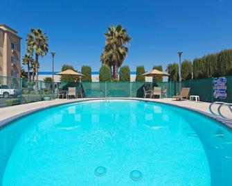 Holiday Inn Express Bakersfield - Bakersfield - Bazén