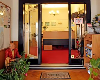 Chalet Chevron B & B Hotel - Auckland - Hall