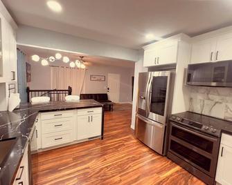 River-front Cottage house - Salmon Fishing at front door & All other attractions - Tukwila - Kitchen