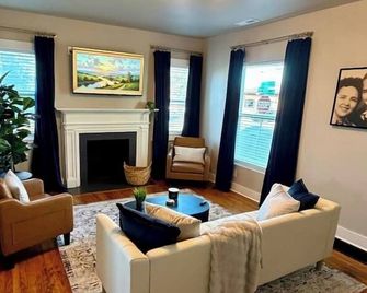 The Bobi in Hopkinsville! A charming 2br cottage! - Hopkinsville - Wohnzimmer