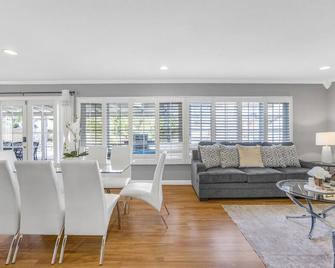 Gorgeous Family Home, Just 8 mins from Disneyland - Orange - Living room