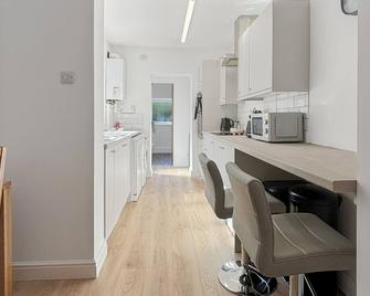 Amaya One -3 bedroom townhouse - with garden - close to town centre - sleeps 7 - Grantham - Kitchen