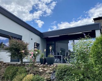 Very nice newly renovated holiday home with a large garden and terrace - Püttlingen - Gebäude