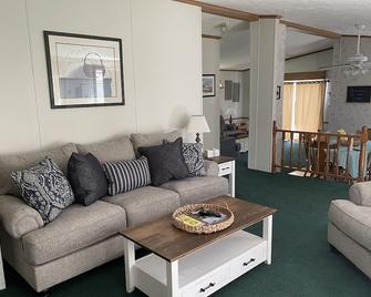 Waterfront 3 Bedroom 2 Bath Home With Dock! - Conneaut Lake - Sala de estar