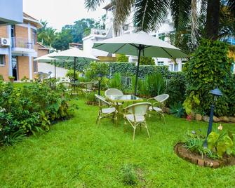 ون كليك هوتل - كيغالي - شرفة مرصوفة