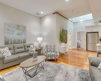 Spacious Downtown Hot Springs Vacation Rental! - Hot Springs - Living room