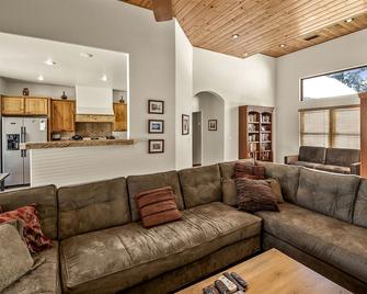 Splendid 3BR Cottage Sleeps 10 Ideal Location for Key Attractions Great Value Lots of Amenities - Williams - Living room