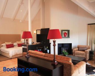 The Fernery Lodge & Chalets - Stormsrivier - Wohnzimmer