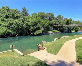 Ic 112 Cowboy Corral - New Braunfels - Outdoor view
