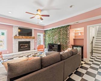 Farmhouse Retreat-Event Venue - New Hill - Living room