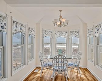 7 Bedroom Beach Front House - Avalon - Comedor