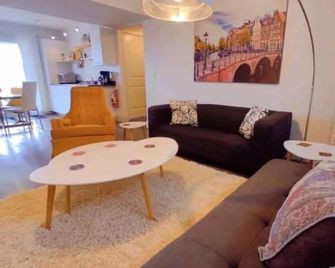 Charming 2-bedroom suite in Lake Country with AC, WiFi. - Lake Country - Вітальня