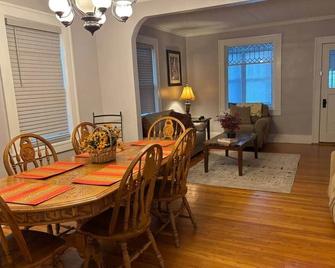 Twin Porch Retreat - Cambridge - Dining room