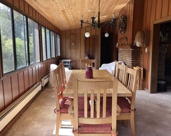 The Hideaway: 4 Bedroom Russian River Front Cabin In Guerneville W/ Private Dock - Guerneville - Dining room