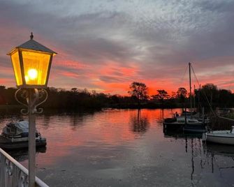 Warren Lodge - Shepperton - Outdoor view