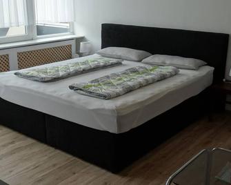 Holiday apartment Norika - Apartment, bath, toilet, balcony - Hausen (Wied) - Habitación