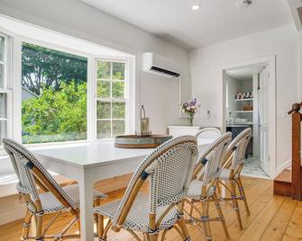 Pocasset Home w/ Kayaks & Bikes: Walk to 2 Beaches - Cataumet - Dining room