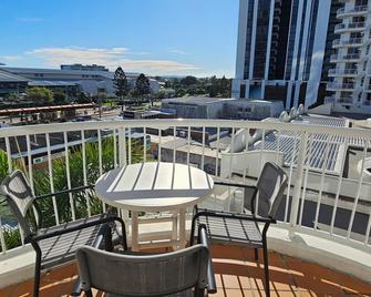 Broadbeach Holiday Apartments - Broadbeach - Balcony