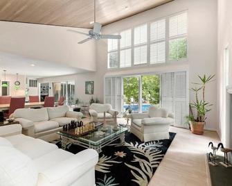 Rosemorran Retreat - Sag Harbor - Living room