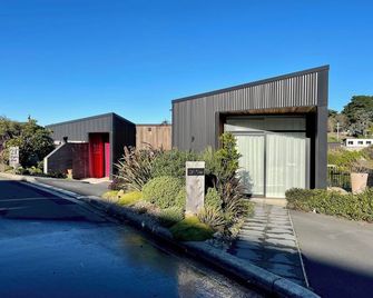 Architectural guest house in St Clair - Dunedin - Building