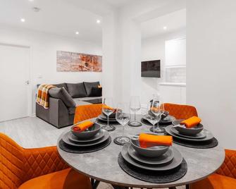 Brighton Apt - 2 Bedroom Free Wi-Fi & Parking - Wallasey - Restaurant