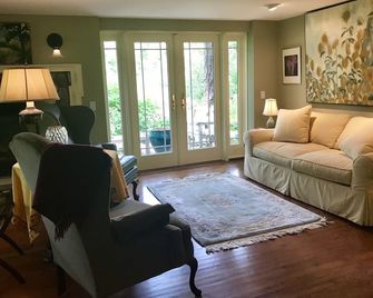Cape Cod Chatham Water View Retreat - Chatham - Living room