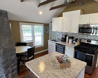 Great Cottage located in the East Utica Albany Hill area. - Utica - Køkken