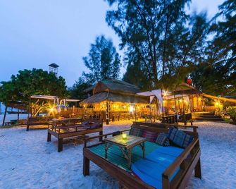 ليب بيتش ريزورت - جزيرة كو ليبي - شرفة مرصوفة