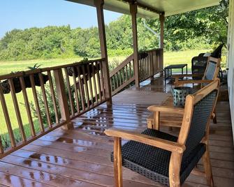 Updated Cabin On Over 10 Acres In Round Top - Round Top - Balcony