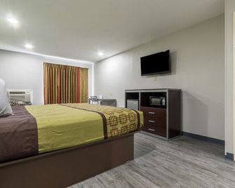 Scottish Inn and Suites Tomball - Tomball - Bedroom
