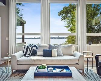 Lake Monona Home with Indoor Pool & Capitol Views - Madison - Living room
