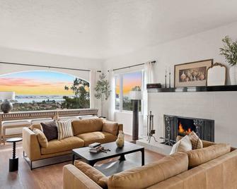 Stunning Views Hilltop Mansion +Hot Tub +Game Room - San Diego - Vardagsrum