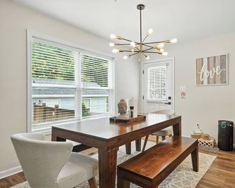 Pet Friendly: 3/2 in Sugar Hill on 1 Acre - Sugar Hill - Comedor