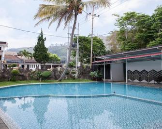RedDoorz Plus near Songgoriti Temple - Batu - Pool