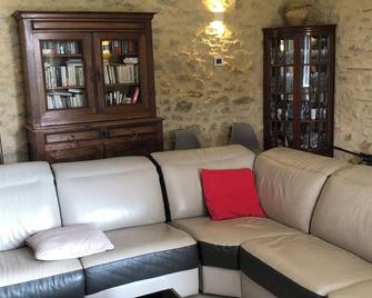 Quiet country house with breathtaking views 6/8 persons - Saint-Michel-de-Lapujade - Sala de estar